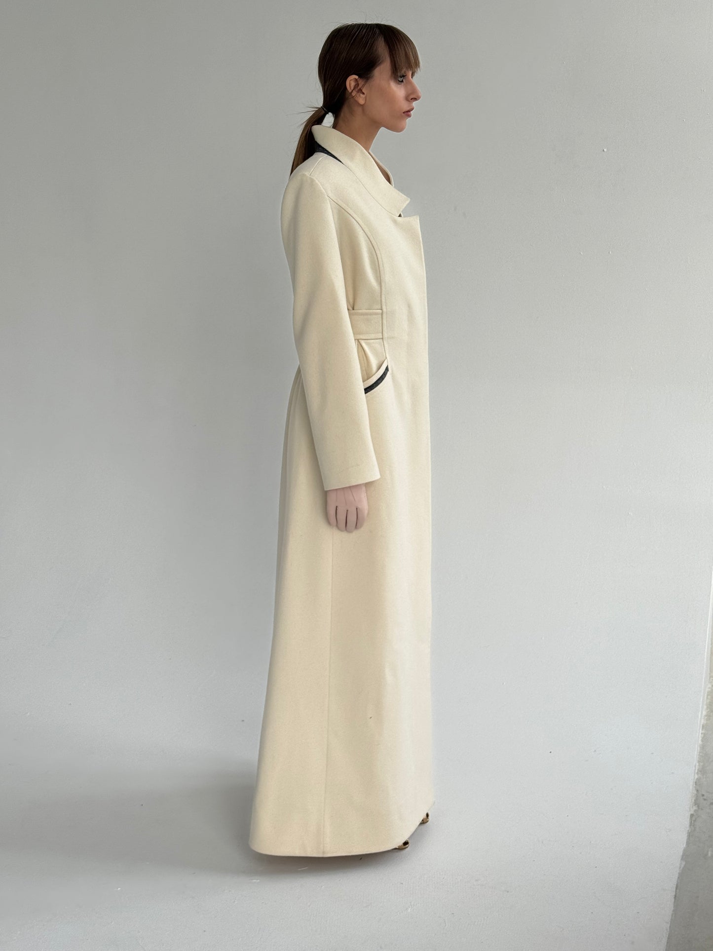 Raised-collar white woolen Coat