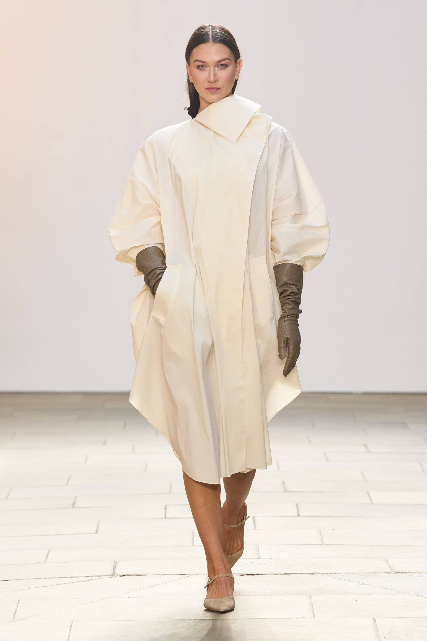 Highneck-longcollar Trench in white